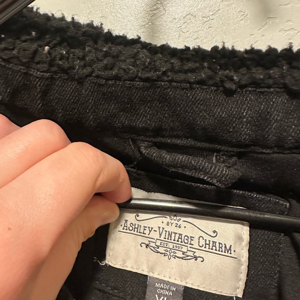 Black Sherpa-Lined Jean Jacket - Picture 4 of 7